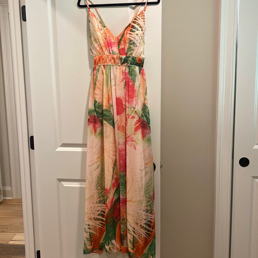 Flowy dress!  Perfect for a wedding!! NEVER WORN!
